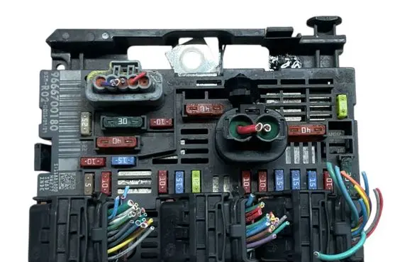 Peugeot 3008 I Fuse module 9666700180