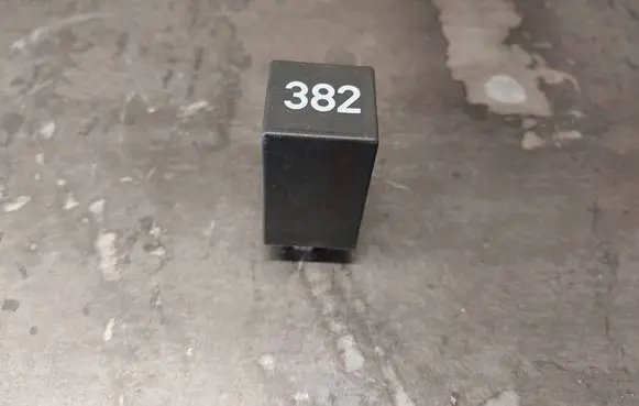 Volkswagen PASSAT B5 Other relay 4D0907131 382