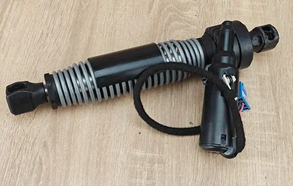 BMW 8 G16 Tailgate strut 7453768
