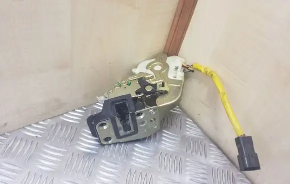 KIA Sorento Rear door lock