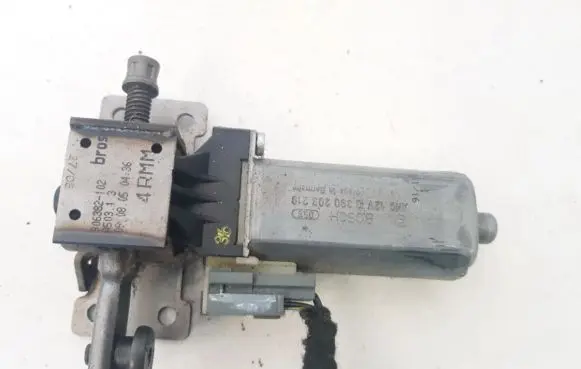 Volvo V50 Seat adjustment motor 905416102 0390203219