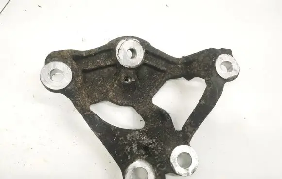 Honda Civic Engine mounting bracket