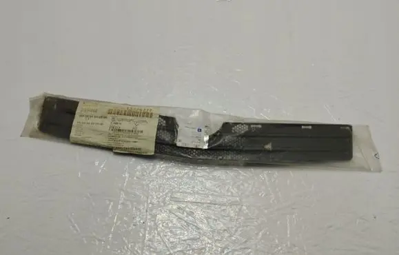 Opel Astra H Front bumper upper radiator grill 13225777