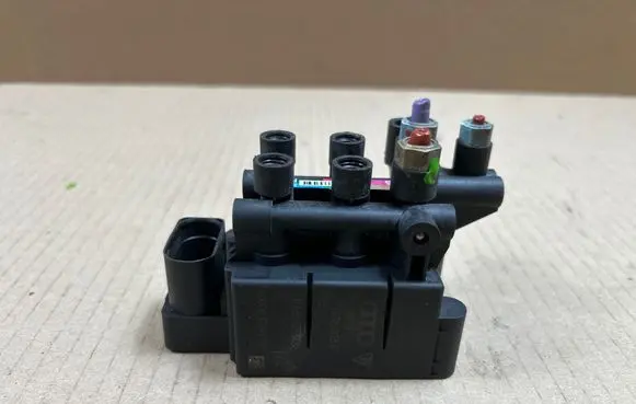 Porsche Taycan 9J1 Air suspension valve block 971616013C
