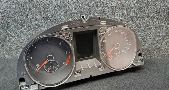 Volkswagen PASSAT CC Speedometer (instrument cluster) 3C8920870G