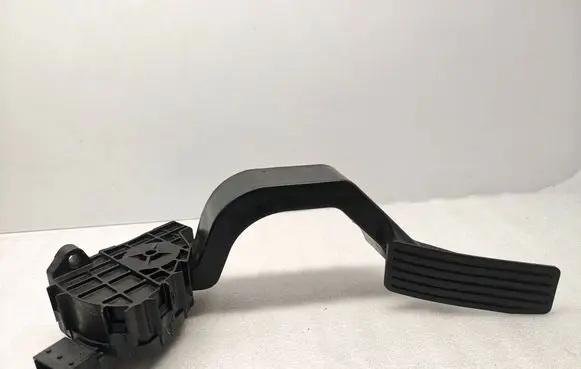 Accelerator throttle pedal
