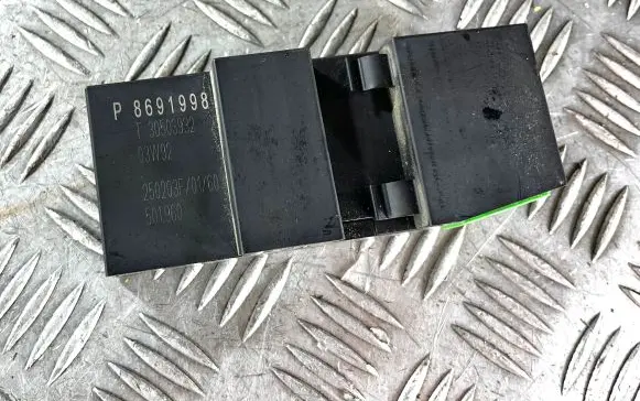 Volvo XC90 Fuse module P8691998 8691998 30503932