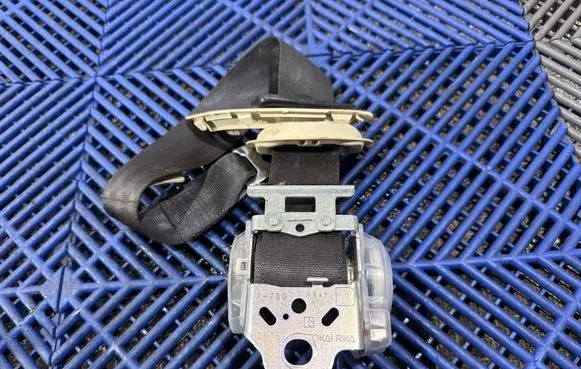 Lexus CT 200H Rear seatbelt H09780