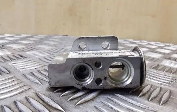 Volkswagen Eos Air conditioning (A/C) expansion valve 1K0820679