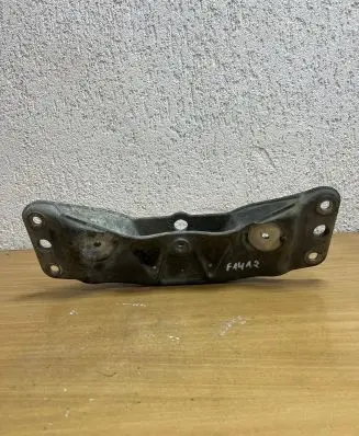 BMW 7 E65 E66 Gearbox mounting bracket 6759680 F1412