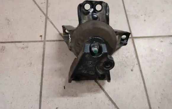 Engine mount bracket