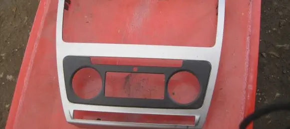 Skoda Octavia Mk2 (1Z) Dashboard center trim panel 1Z0