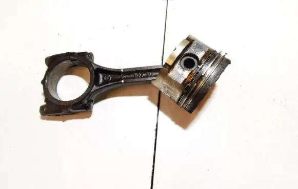 Hyundai Accent Piston with connecting rod