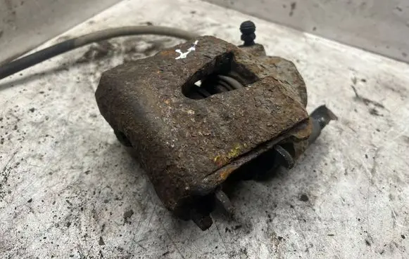 Volkswagen Golf IV Front brake caliper