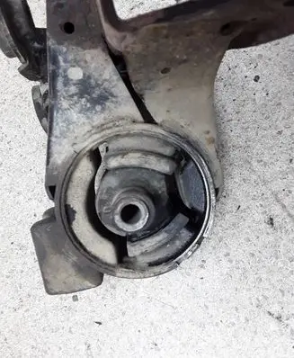 Nissan X-Trail T30 Engine mount bracket