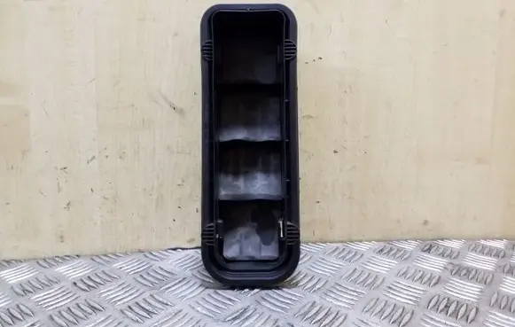 Citroen C4 I Picasso Quarter panel pressure vent 