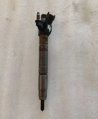 Volvo V40 Fuel injector 31303238