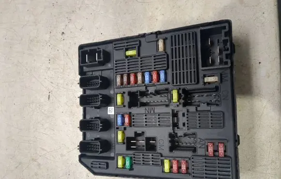 Renault Scenic III - Grand scenic III Fuse module 284B62342R 2840207902300 0231082000089