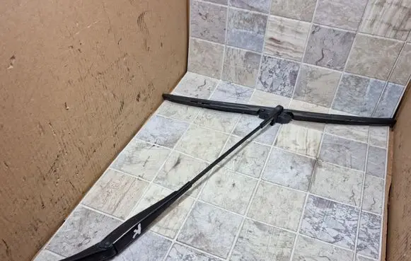 Opel Astra H Front wiper blade arm 13111220