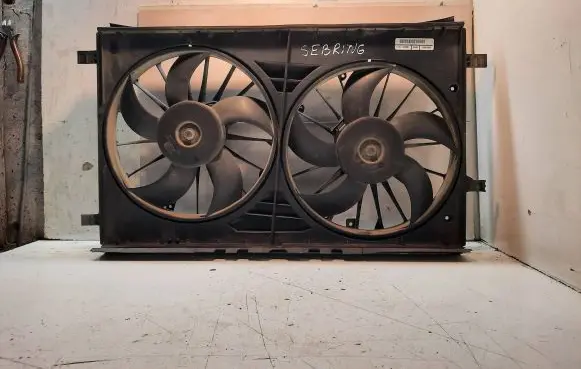 Radiator cooling fan shroud