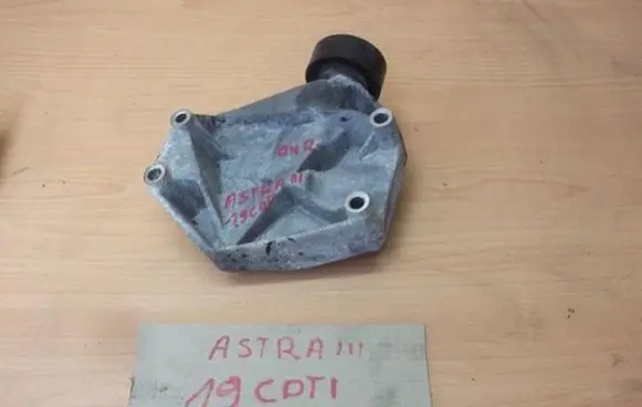 Opel Astra H Engine mounting bracket