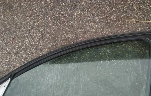 Volvo V50 Front door window glass four-door as2