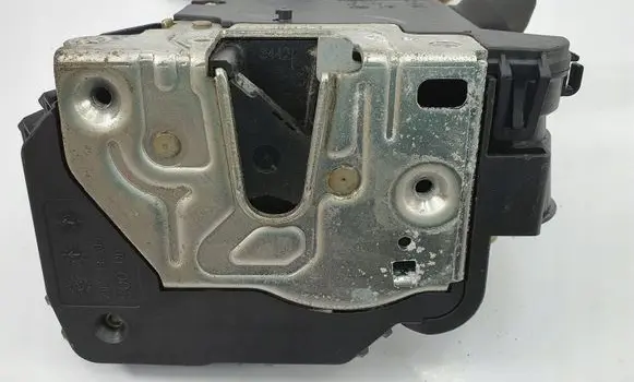 Mercedes-Benz C W203 Front door lock 2037200435