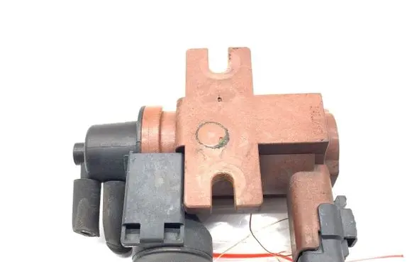Volvo V50 Fuel pressure regulator 6G9Q-9E882-CA