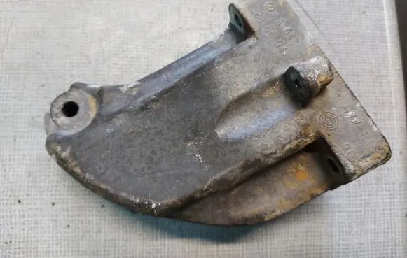 Mercedes-Benz CLS C218 X218 Engine mounting bracket A6422236404