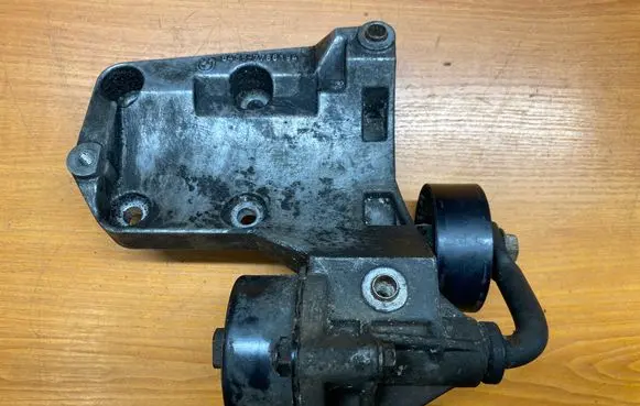 BMW 5 E39 A/C compressor mount bracket 7786194