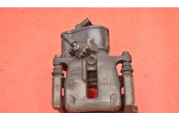 Volkswagen PASSAT CC Rear brake caliper 