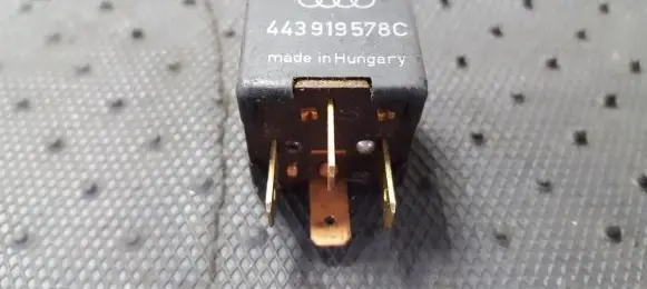 Volkswagen PASSAT B5 Other relay 443919578C 899519