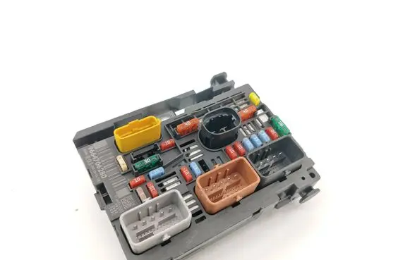 Peugeot 308 Fuse module 9664706280