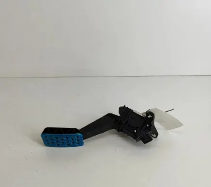 Accelerator throttle pedal