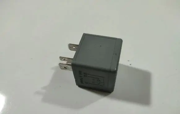 Volkswagen Polo IV 9N3 Other relay 1J0906381A