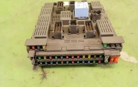 Peugeot 607 Fuse module 9648723680