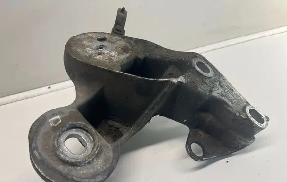 Audi A6 S6 C6 4F Engine mounting bracket 4F0199352E