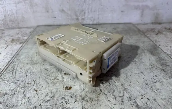 Lexus IS 220D-250-350 Fuse module 8273053050 9478 5L220037