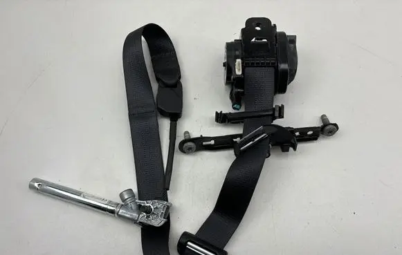 Jeep Cherokee Front seatbelt 6329602 635291700a 6167393