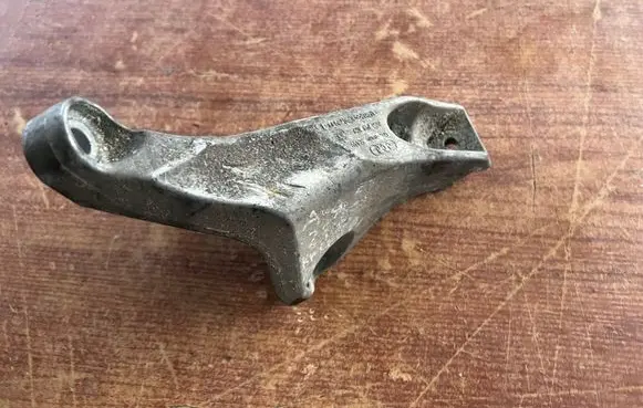 Audi A4 S4 B7 8E 8H Engine mounting bracket 8E0199307S