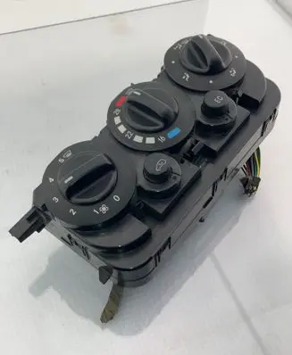 Mercedes-Benz A W168 Climate control unit 1688301285 132701
