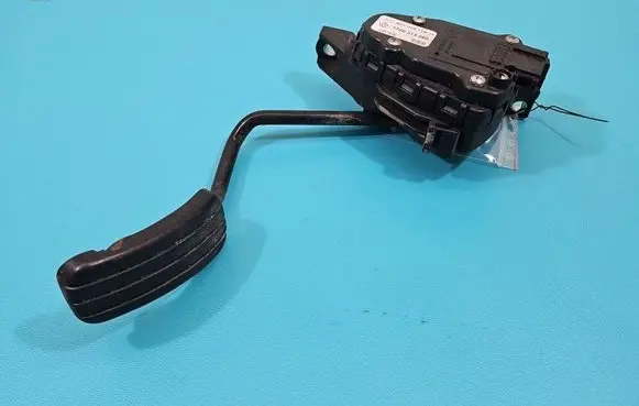 Accelerator throttle pedal