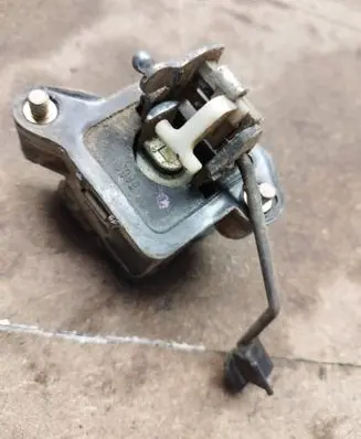 Volkswagen PASSAT B3 Tailgate exterior lock 357827571D