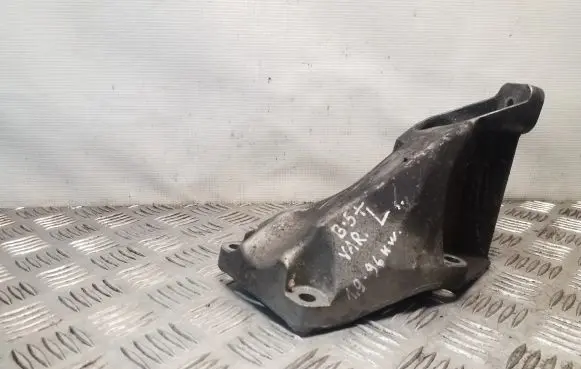 Volkswagen PASSAT B5 Engine mounting bracket 8D0199307P