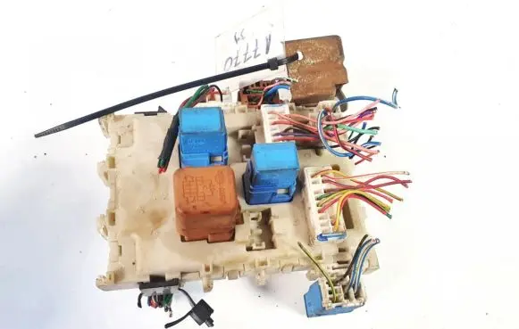 Nissan Primera Fuse box set 24350av700 0613021