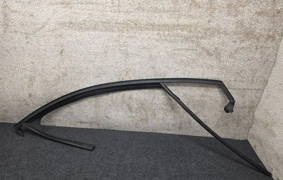 Renault Captur II Rubber seal front door window/glass 