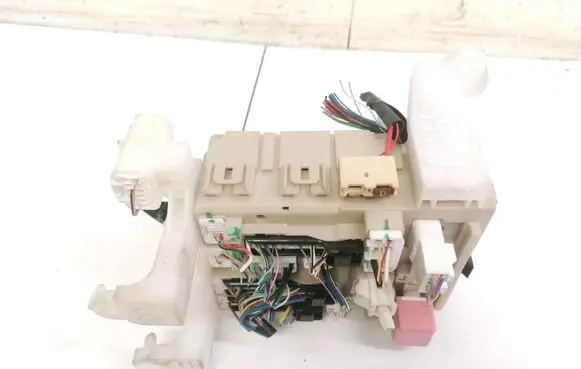Toyota Avensis T270 Fuse box set 361212L05 3612-12L05