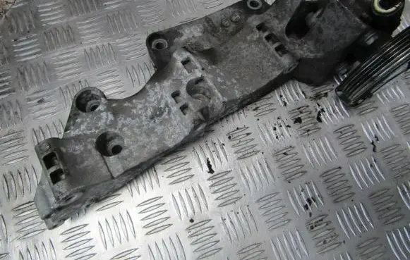 Ford Galaxy Engine mounting bracket r045903143c