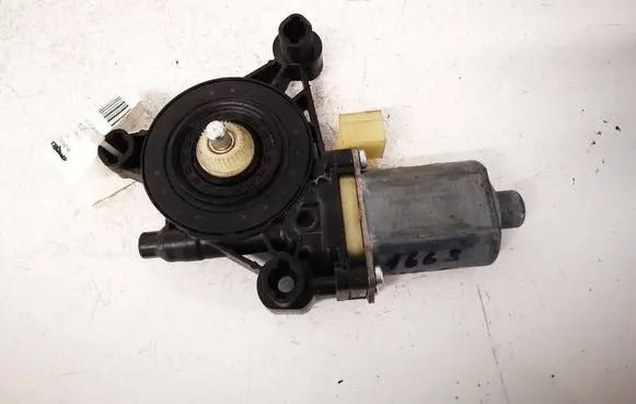 Volkswagen Golf VII Front door window regulator motor 5Q0959802B