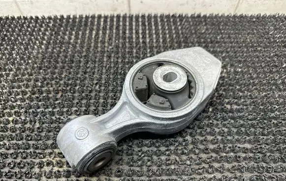 Infiniti QX60 L50 Engine mount bracket
